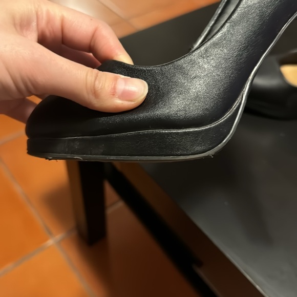 Black heels - Picture 3 of 8